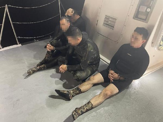 Yüzerek Yunanistan'a kaçmaya çalışan 4 FETÖ'cü eski asker yakayı ele verdi Yüzerek Yunanistan'a kaçmaya çalışan 4 FETÖ'cü eski asker yakayı ele verdi