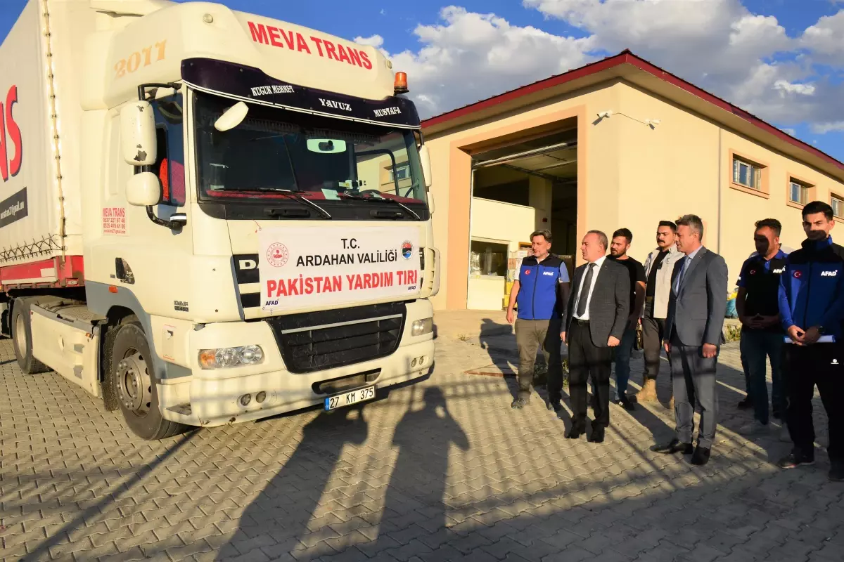 Ardahan\'dan selden etkilenen Pakistan\'a yardım tırı gönderildi