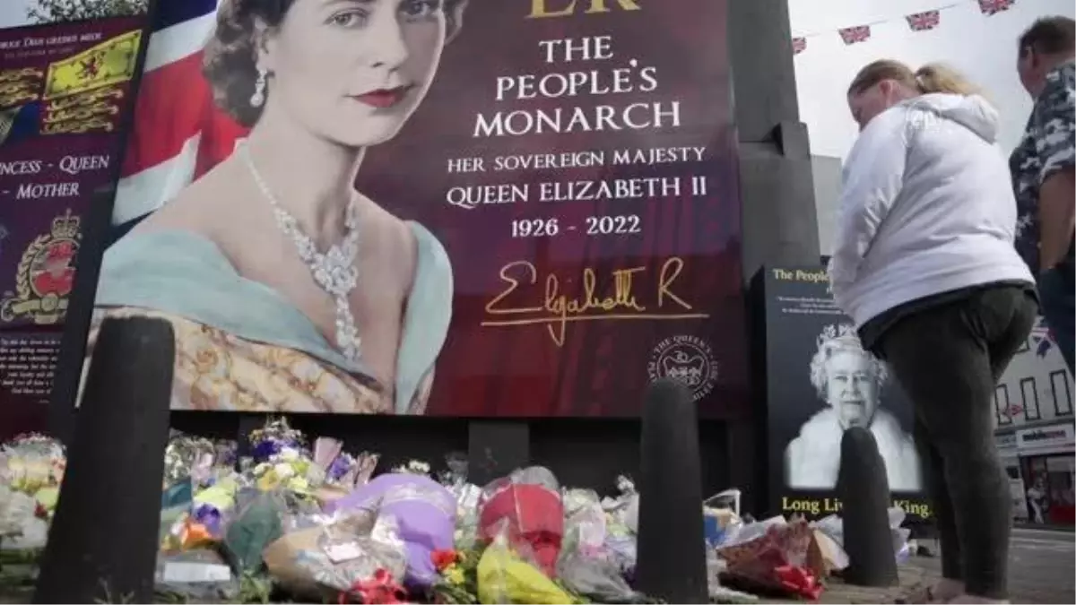 Belfast\'ta Kraliçe II. Elizabeth anısına hazırlanan Shankill duvarı