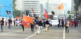 Endonezya'da öğrenciler petrol fiyatlarındaki artışı protesto etti