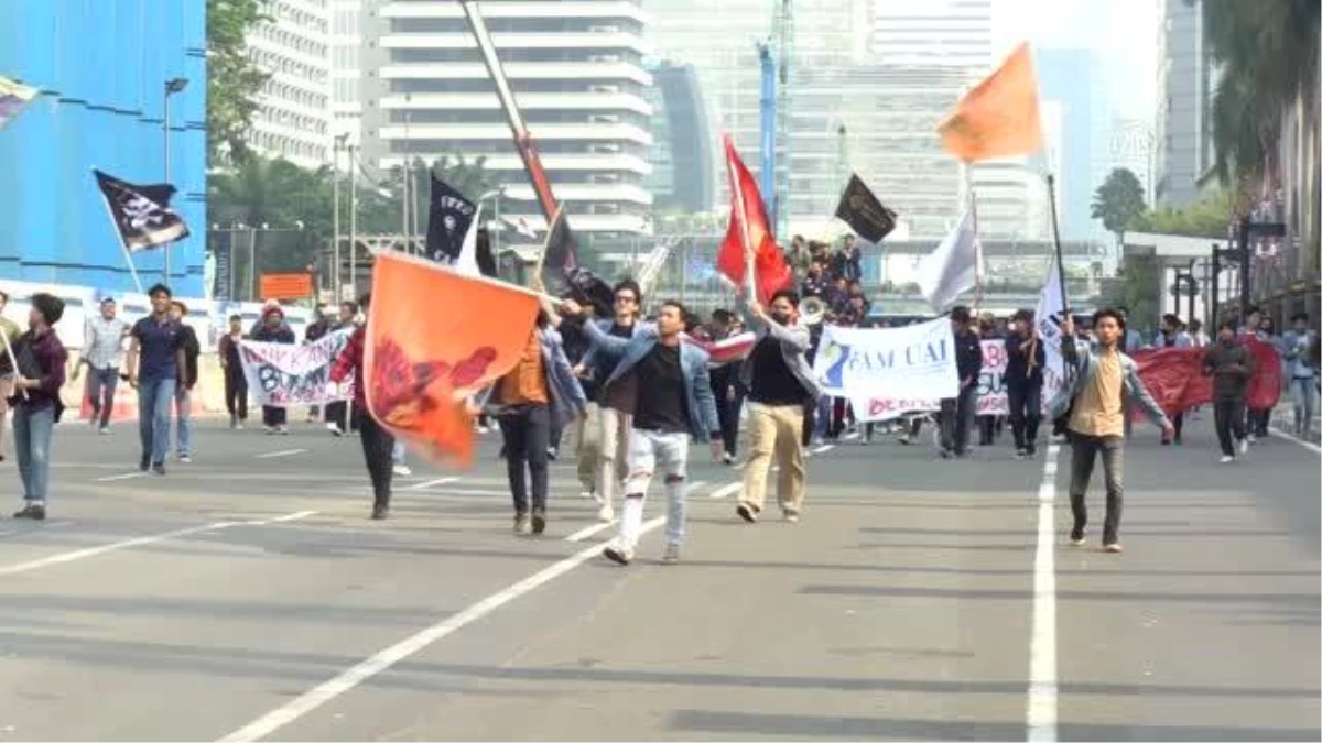 Endonezya\'da öğrenciler petrol fiyatlarındaki artışı protesto etti