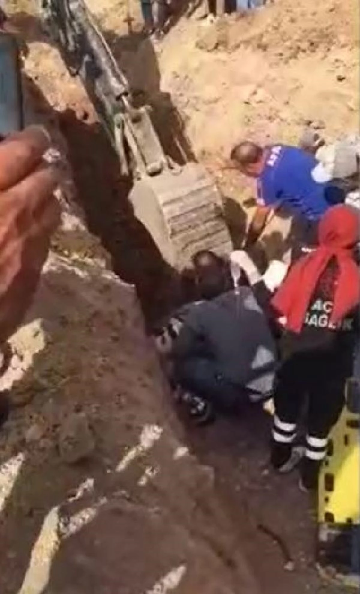 Göçükte toprak altından çıkarılan işçi hastaneye kaldırıldı