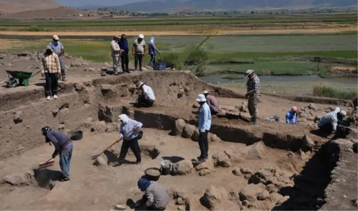 Hamaç Höyük kazısında Helenistik döneme ait bronz sikke bulundu