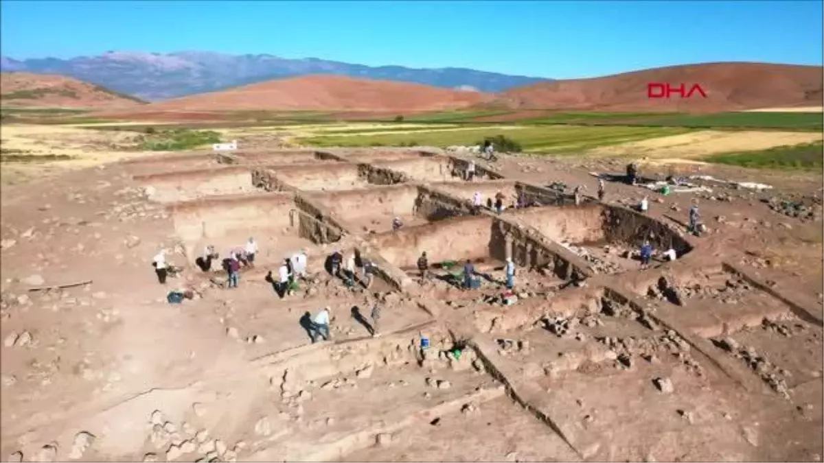 HAMAÇ HÖYÜK KAZISINDA HELENİSTİK DÖNEME AİT BRONZ SİKKE BULUNDU