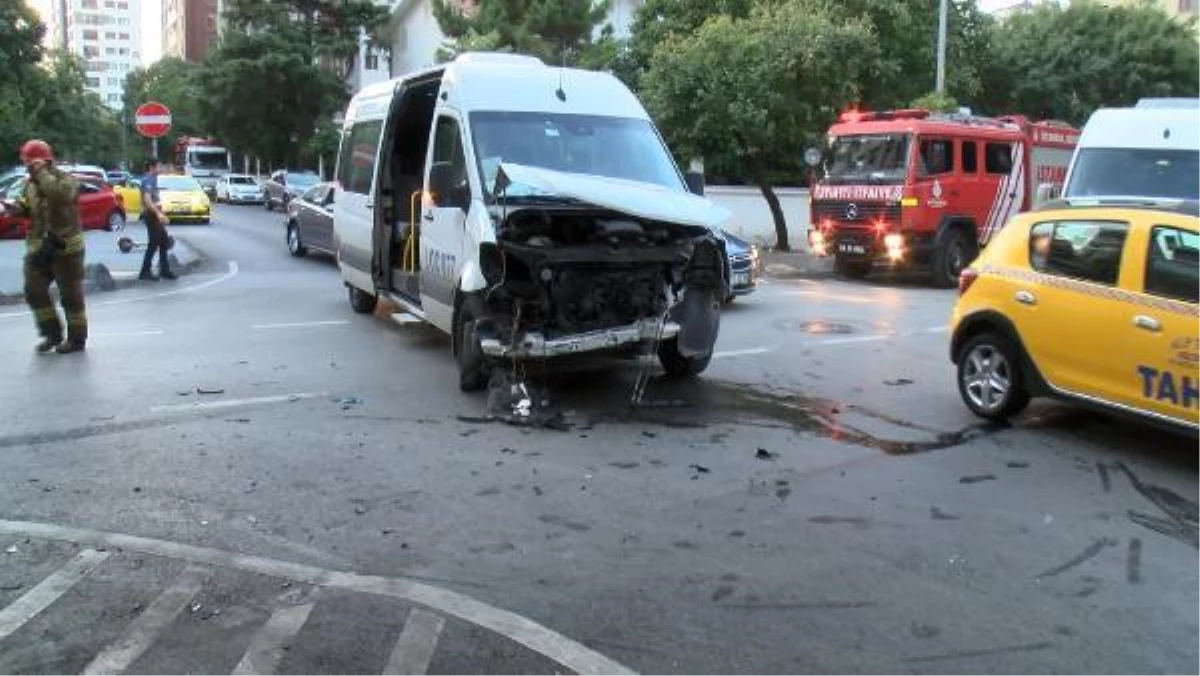 Son dakika haberi | Kadıköy\'de işçileri taşıyan iki servis minibüsü çarpıştı; 1 yaralı