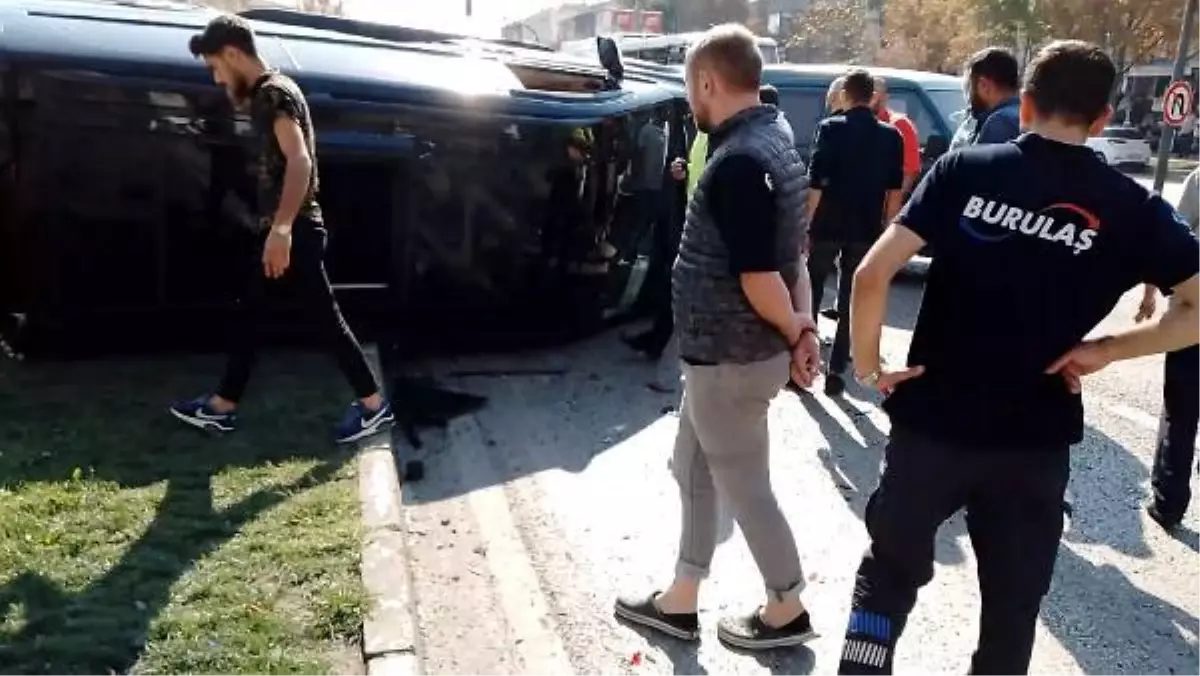 Kırmızı ışıkta geçen minibüs, 2 araca çarpıp takla attı; 1 yaralı