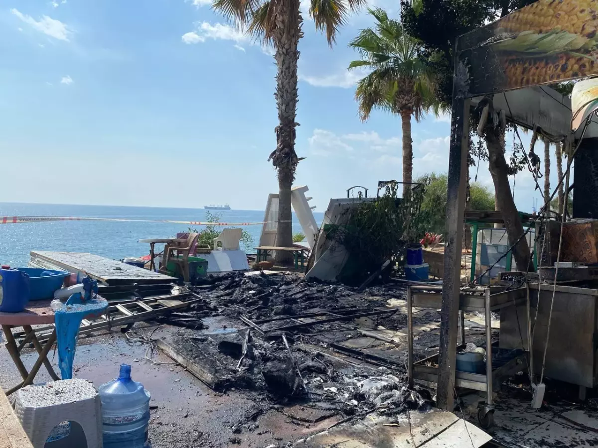 Konyaaltı Sahili\'nde büfede çıkan yangın söndürüldü