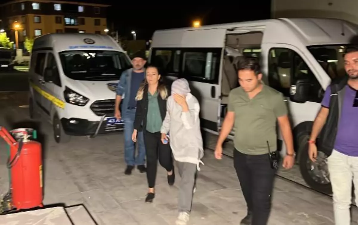 Kütahya haberi: Kütahya\'da çaldıkları 150 bin liralık elbiseleri Isparta\'da satarken yakalandılar