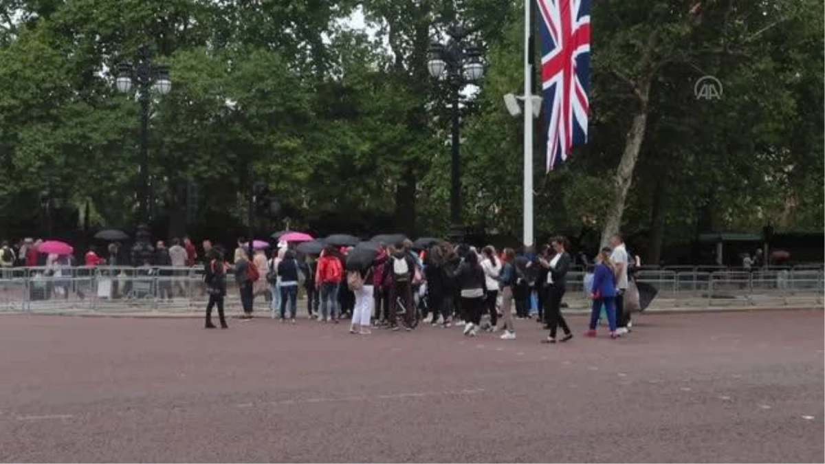 Londra\'da halk, Kraliçe 2. Elizabeth\'in cenazesinin geleceği Buckingham Sarayı\'nın önüne akın etti