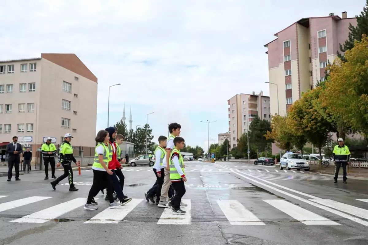 Sivas\'ta okul önlerindeki yaya geçidi çizgileri yenilendi