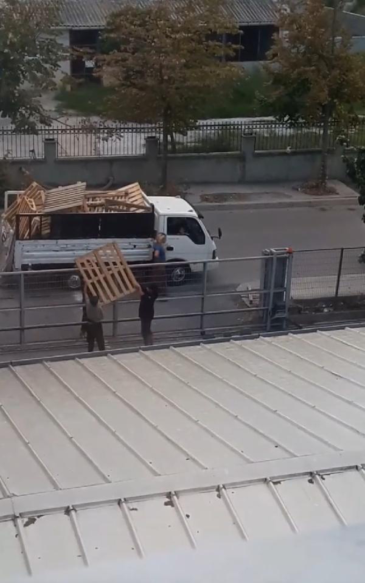 Palet hırsızları yakalandıkları adamın üzerine kamyoneti sürdü