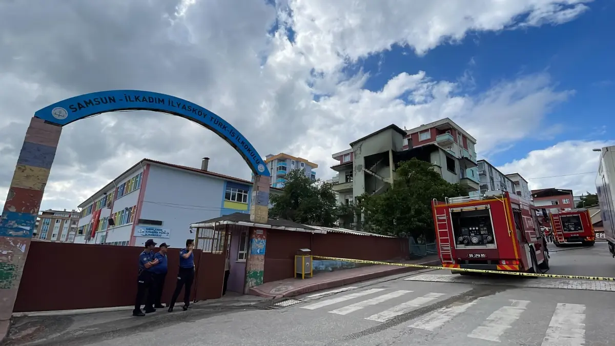 Samsun\'da ilkokulun yanındaki kullanılmayan lojmanda çıkan yangın söndürüldü