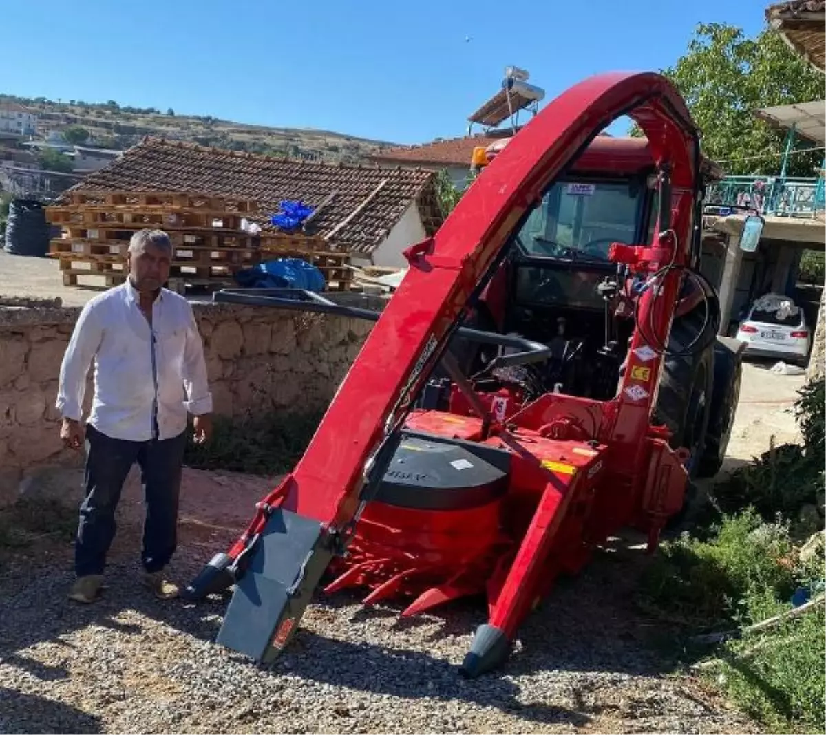 Silaj makinesine kaptırdığı sol ayağı koptu
