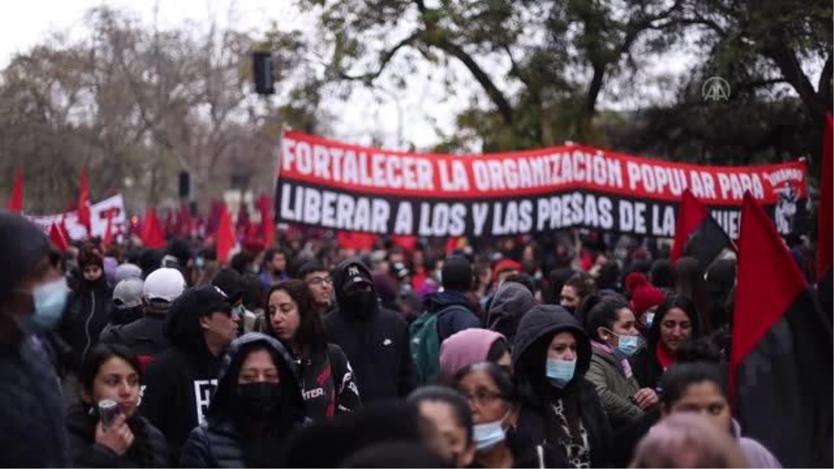 Şili\'de Pinochet kurbanlarını anmak için meydana çıkan protestocular polisle çatıştı (2)