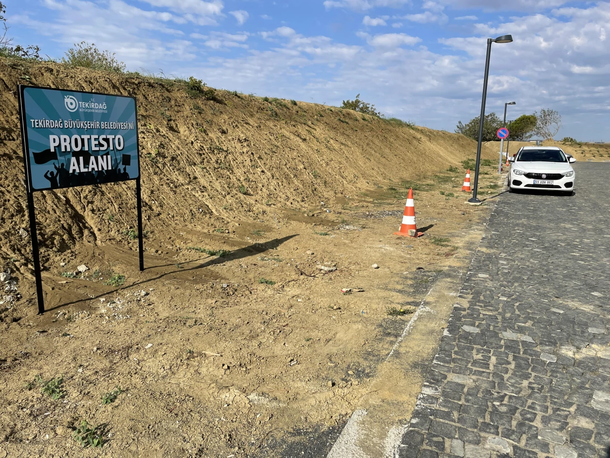 Tekirdağ Büyükşehir Belediyesi önünde "protesto alanı" oluşturuldu