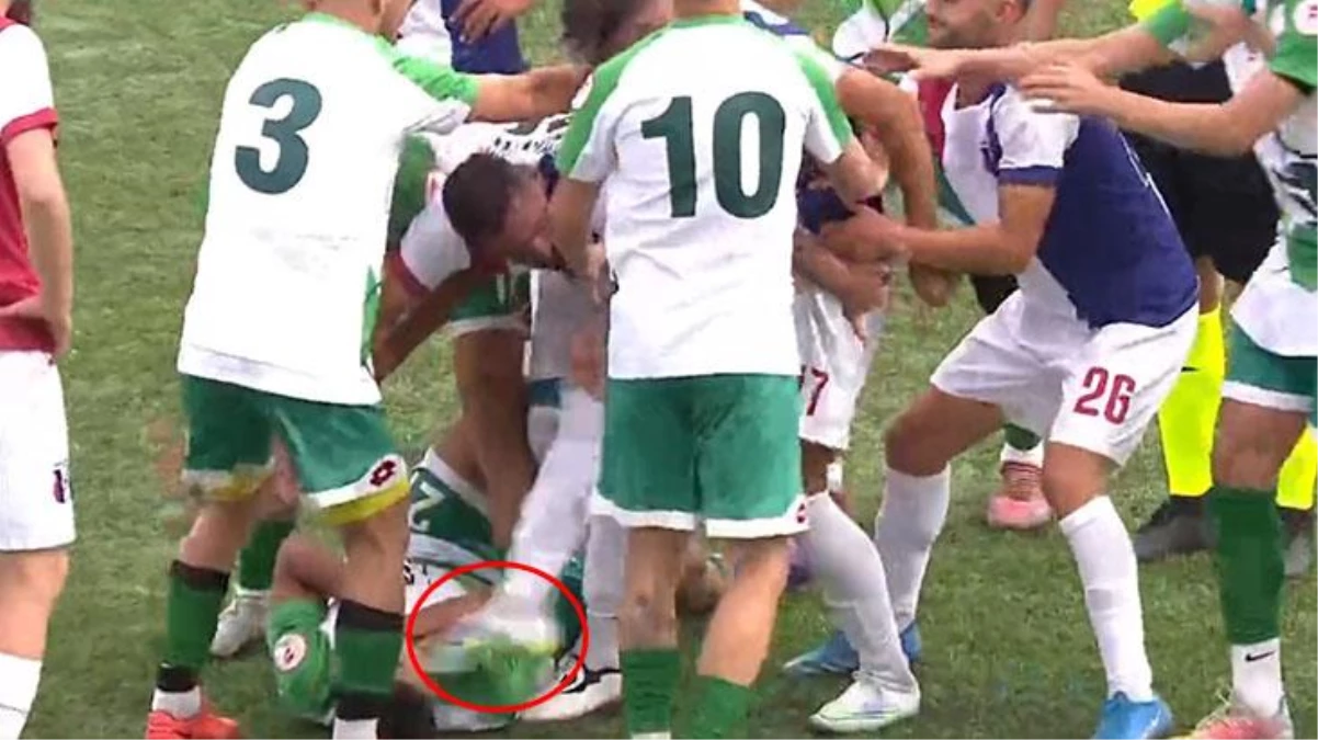 Türkiye Kupası\'nda skandal görüntü! Kırmızı kart yiyen futbolcu rakibinin kafasını tekmeledi
