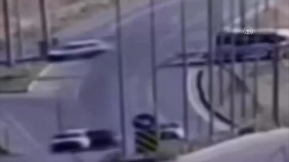 Denizli'de 2 kişinin yaralandığı trafik kazası güvenlik kamerasınca görüntülendi