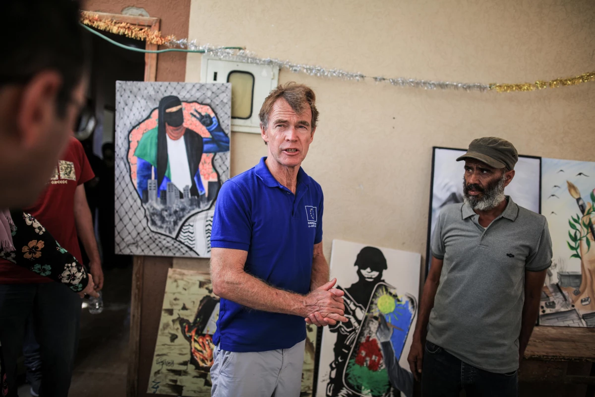 AB\'nin Filistin Temsilcisi, İsrail saldırılarında ölen sanatçı Ammur\'un Gazze\'deki evini ziyaret etti