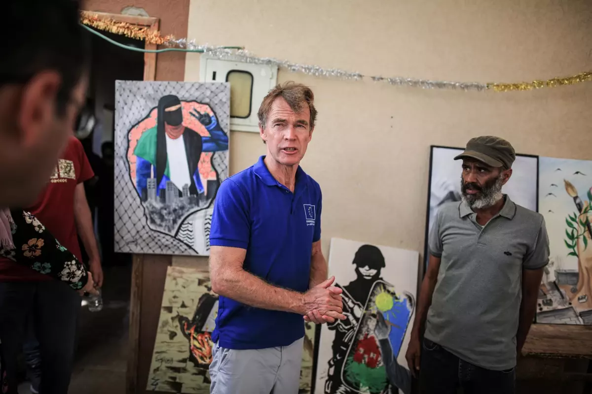 AB\'nin Filistin Temsilcisi, İsrail saldırılarında ölen sanatçı Ammur\'un Gazze\'deki evini ziyaret etti