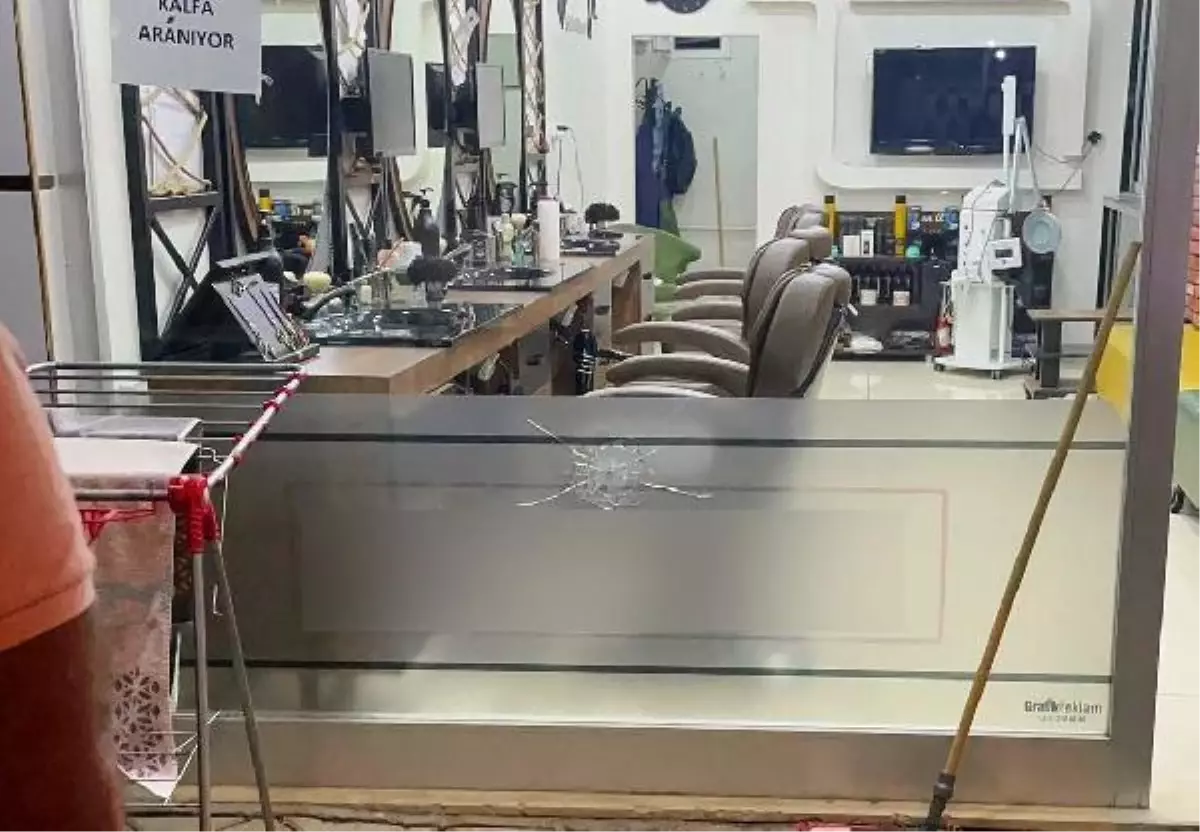 Adıyaman haber! Adıyaman\'da maskeli 2 şüphelinin berber dükkanını kurşunlaması kamerada