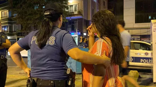 Beyoğlu'nda bir garip olay: Kaldırımda hareketsiz bekleyen kadın polisi alarma geçirdi