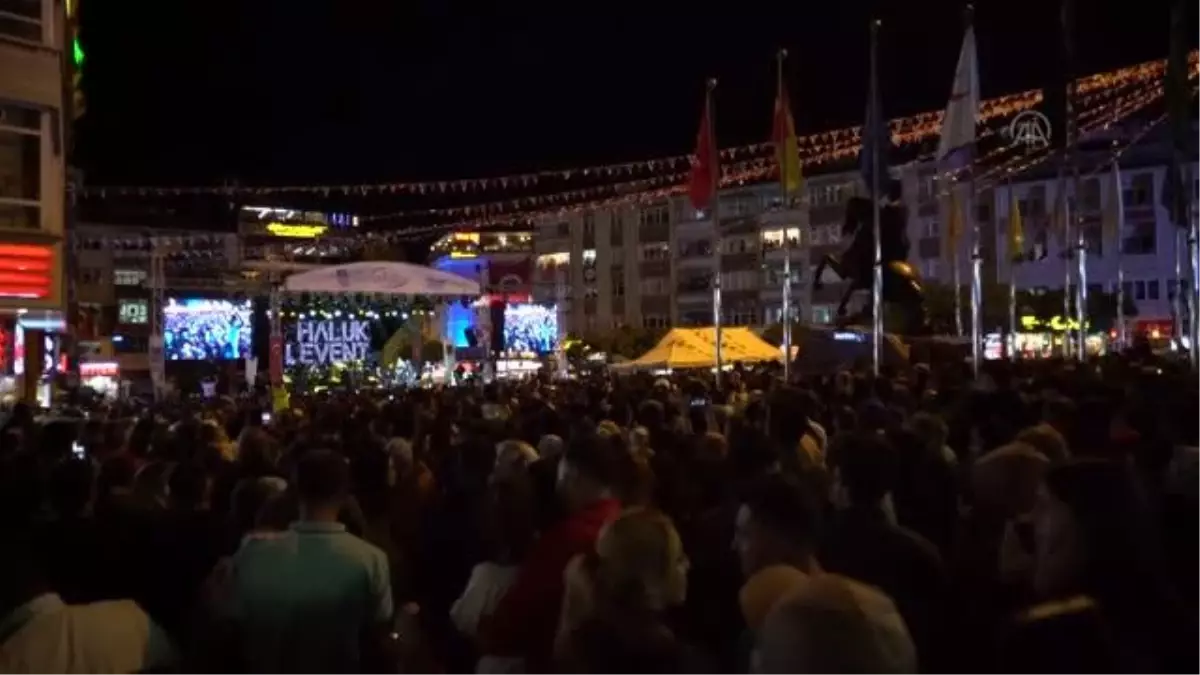 Haluk Levent, Sakarya Zaferi kutlamaları kapsamında Polatlı\'da konser verdi