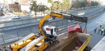 Kadıköy'de çevre yoluna düşen hafriyat yüklü TIR 8 saat sonra kaldırıldı