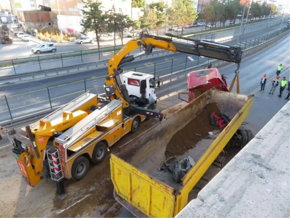 Kadıköy\'de çevre yoluna düşen hafriyat yüklü TIR 8 saat sonra kaldırıldı