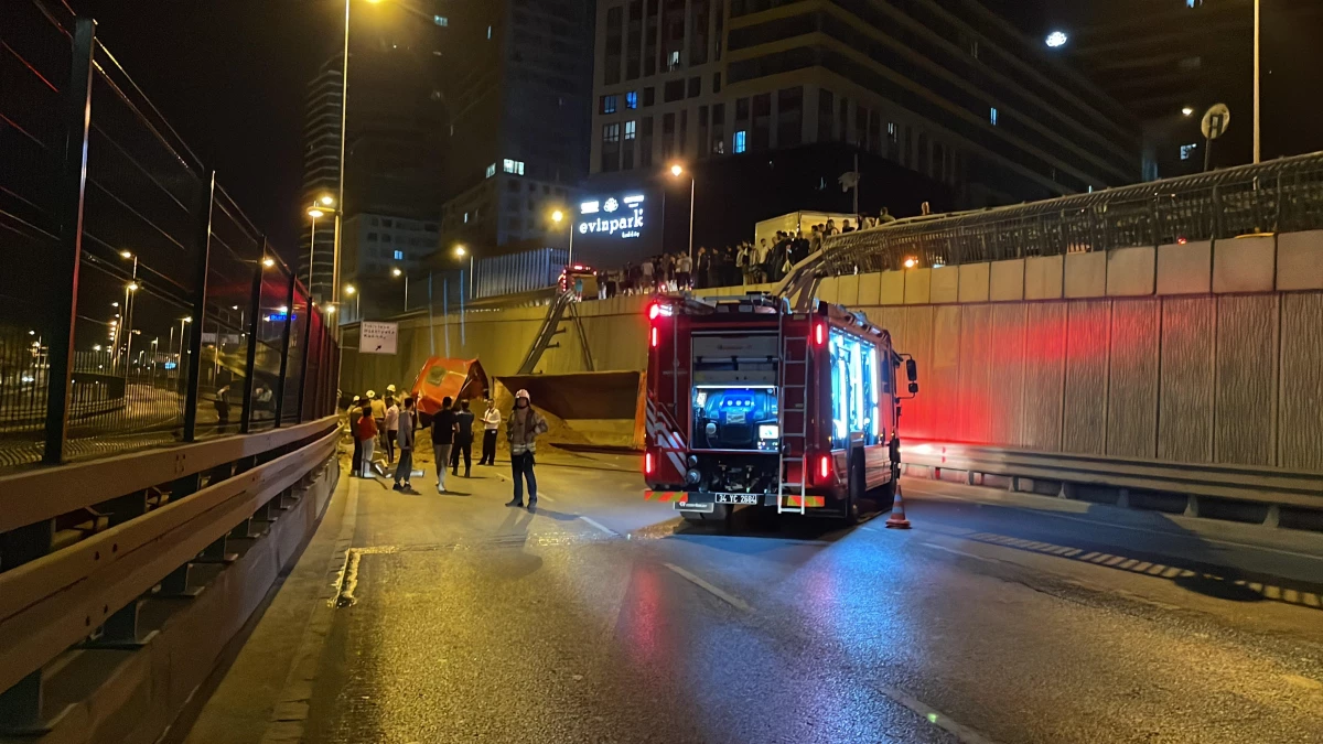 Kadıköy\'de seyir halindeki kamyonun çevre yoluna düşmesi sonucu sürücü yaralandı