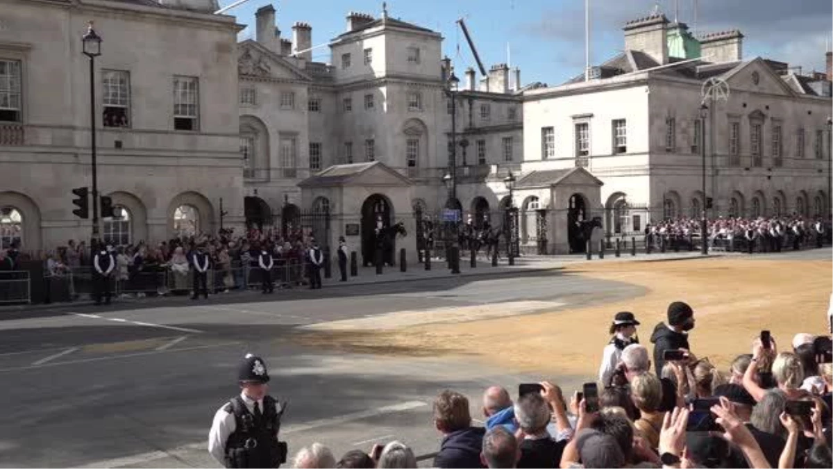 Kraliçe Elizabeth\'in naaşı Buckingham Sarayı\'ndan Westminster Hall\'a getirildi