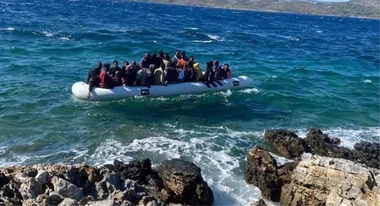 İzmir açıklarında geri itilen 82 düzensiz göçmen kurtarıldı