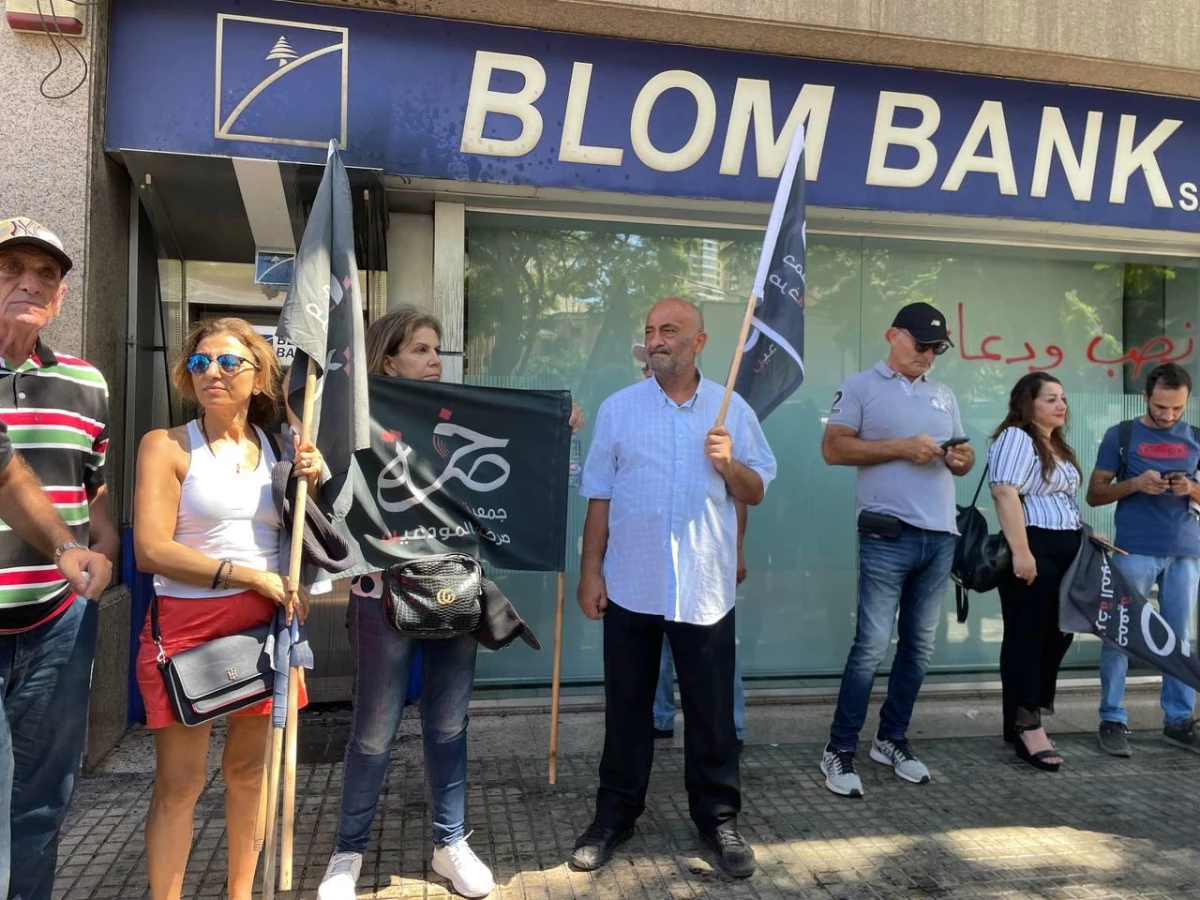 Lübnan\'da bankadan paralarını çekemeyen göstericiler, içeridekileri rehin aldı