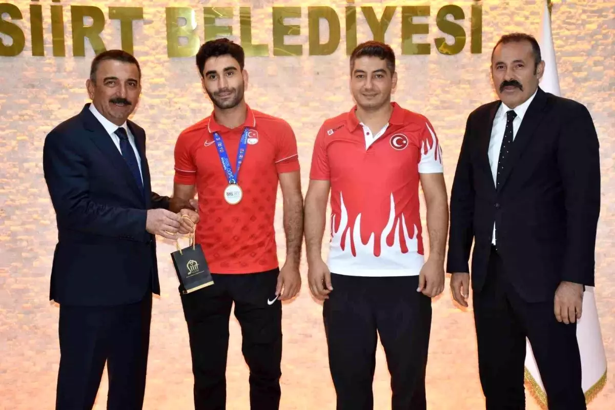 Siirt Valisi Hacıbektaşoğlu\'ndan milli sporcu Özalp\'a altın ödülü