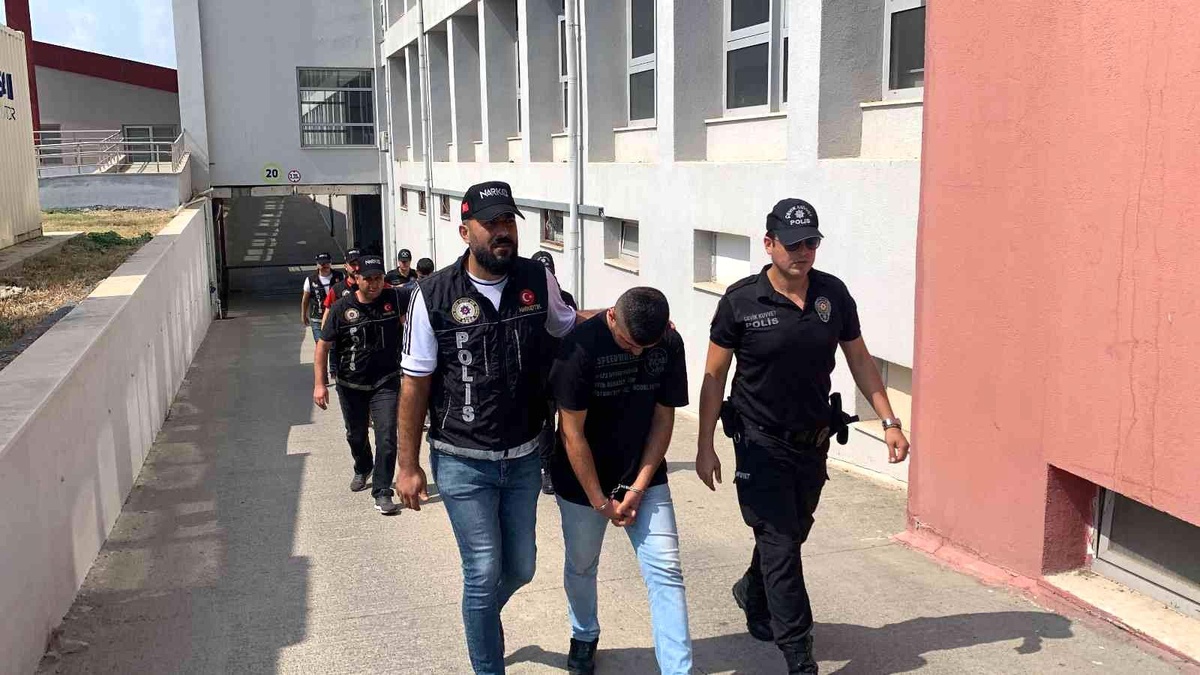 Adana\'da uyuşturucu operasyonunda yakalanan 9 zanlı tutuklandı