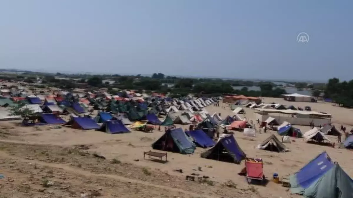 AFAD, kurduğu çadırlarla Pakistanlı selzedelere gölge oldu