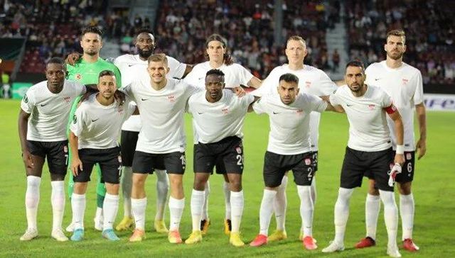 Avrupa'daki mücadele öncesi Sivasspor'un formaları kayboldu! Temsilcimiz alternatif forma ile sahaya çıkacak Avrupa'daki mücadele öncesi Sivasspor'un formaları kayboldu! Temsilcimiz alternatif forma ile sahaya çıkacak