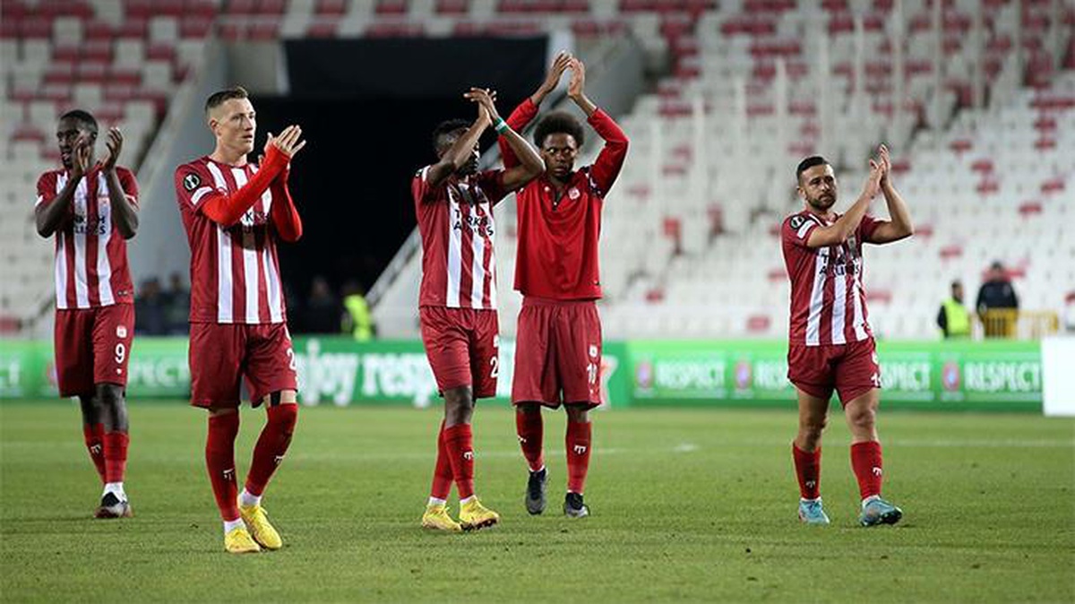 Avrupa\'daki mücadele öncesi Sivasspor\'un formaları kayboldu! Temsilcimiz alternatif forma ile sahaya çıktı