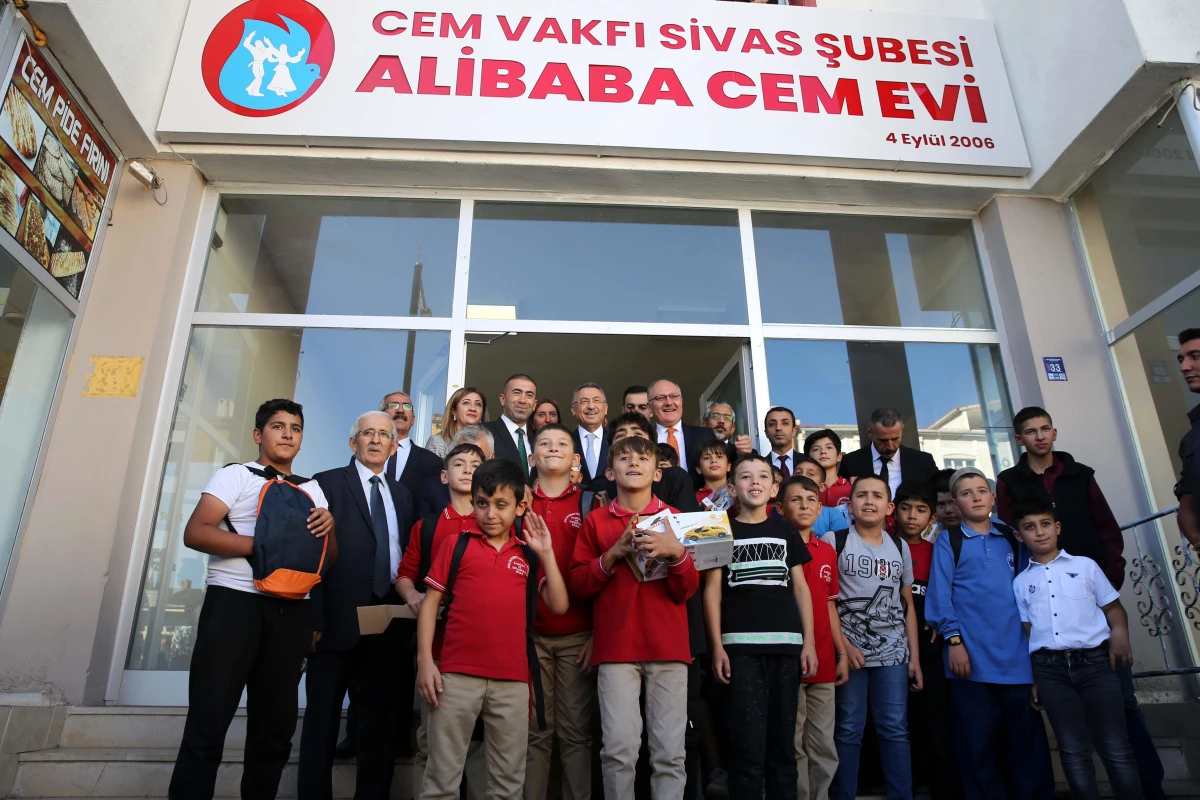 Cumhurbaşkanı Yardımcısı Oktay, Sivas\'ta Alibaba Cemevi\'ni ziyaret etti