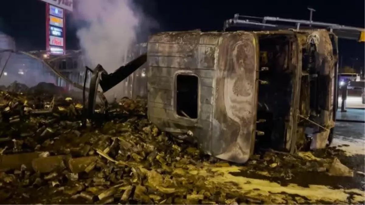 Aksaray'da devrildikten sonra alev alan tırın sürücüsü yaralandı