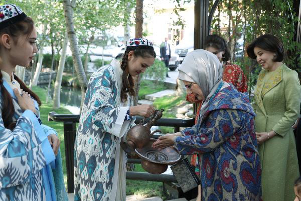 Emine Erdoğan, Ziroat Mirziyoyeva Konigil Kağıt Fabrikası\'nı ziyaret etti