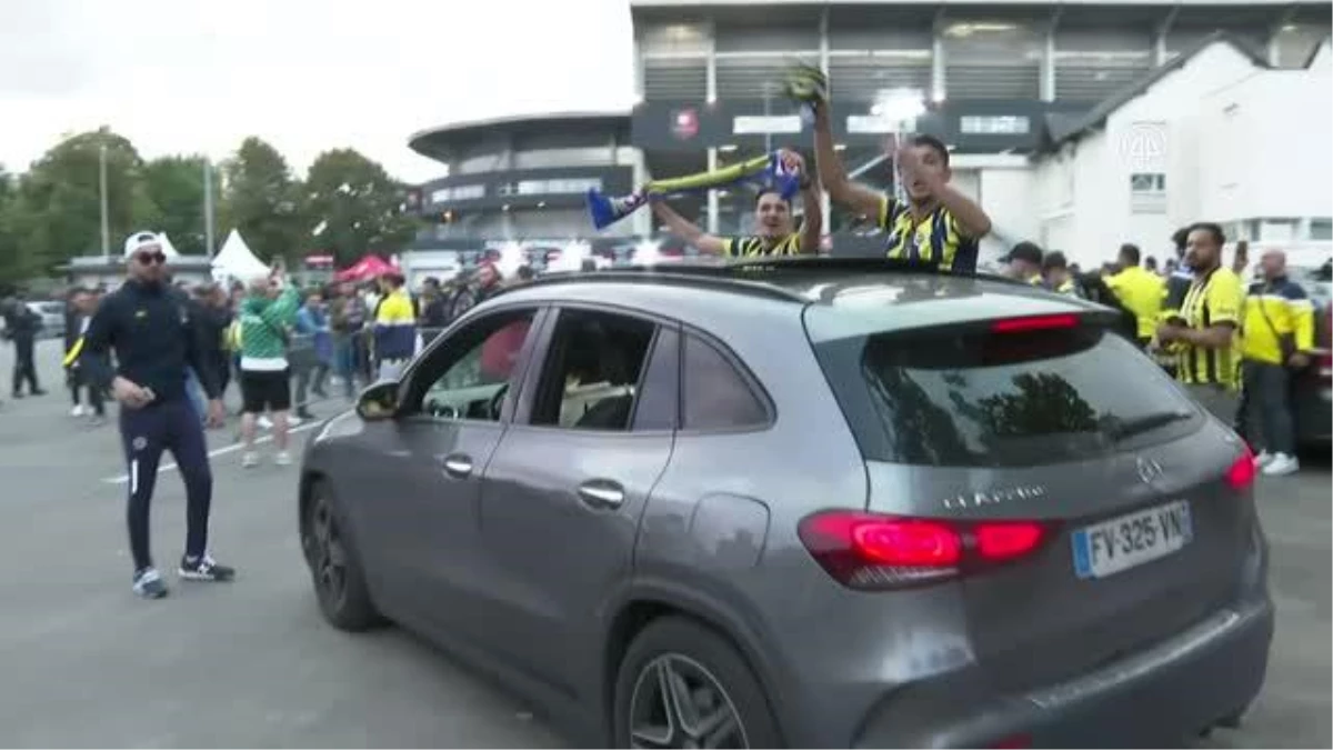 Fenerbahçe taraftarı Roazhon Park Stadyumu\'ndaki karşılaşma için toplandı