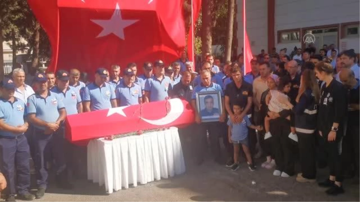 Gaziantep\'te yangına müdahale ederken hayatını kaybeden itfaiyeci için cenaze töreni düzenlendi