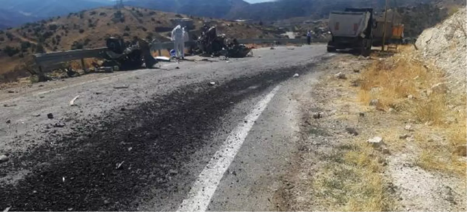 Hafriyat kamyonu otomobile çarptı: 2 ölü, 1 yaralı