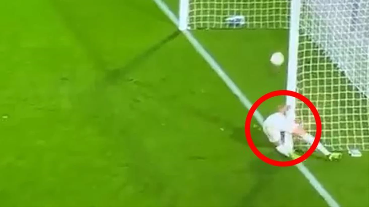 Fenerbahçe\'nin Rennes\'den yediği 2. gol sırasında kale direğine çarpan Luan Peres sakatlandı