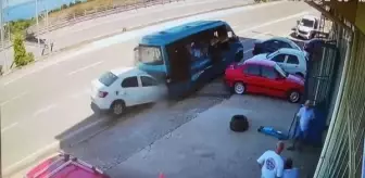 Minibüse çarpan otomobilin sürücüsü öldü; kaza anı kamerada