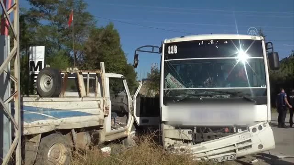 Konya\'da servis midibüsü ile kamyonet çarpıştı, 17 işçi yaralandı