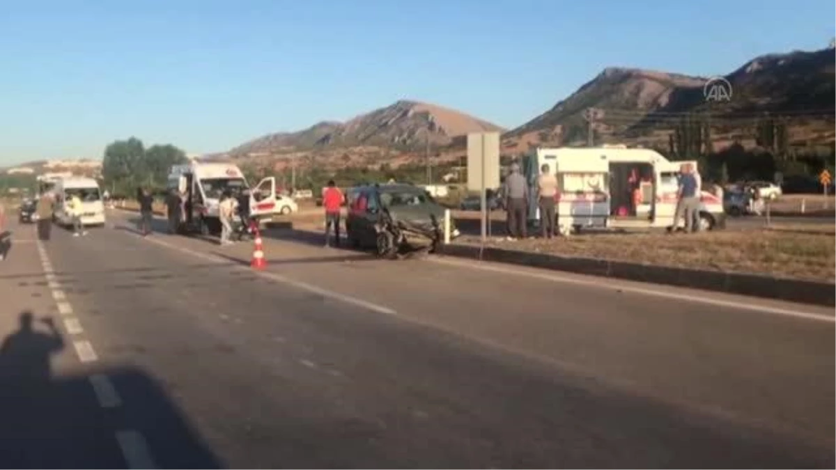 Tokat\'ta servis minibüsüyle kamyonet çarpıştı, 11\'i öğrenci 14 kişi yaralandı