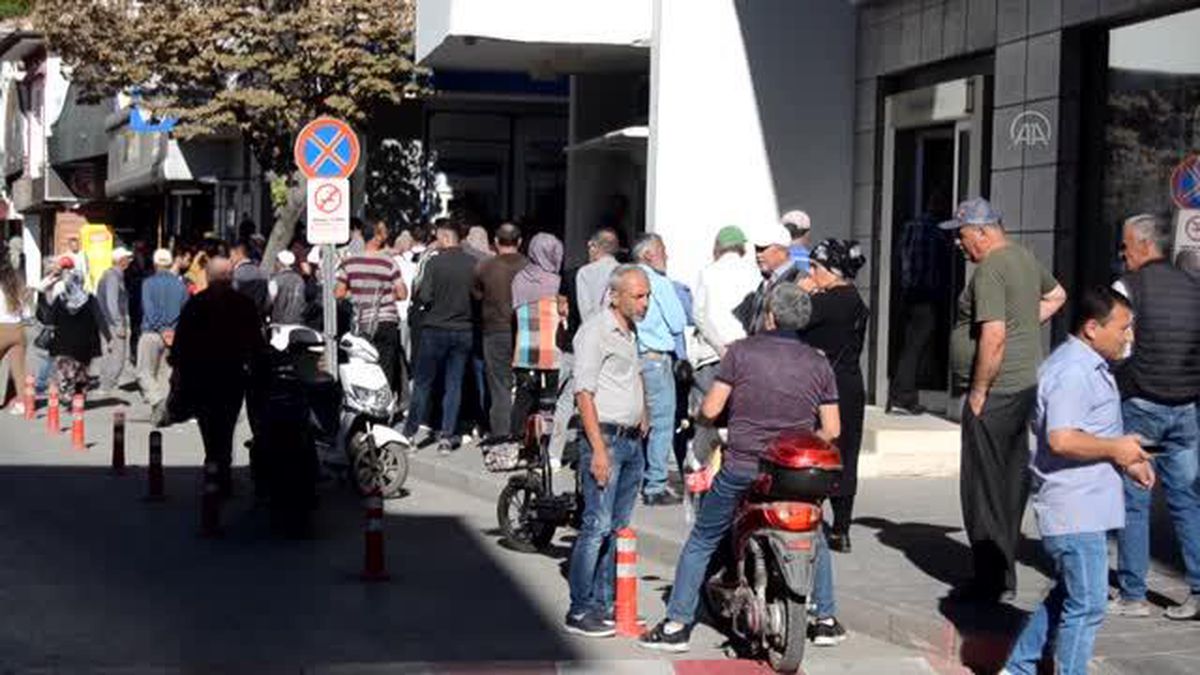 Aksaray'da sosyal konut projesine başvuru yapmak isteyenler banka önlerinde yoğunluk oluşturdu