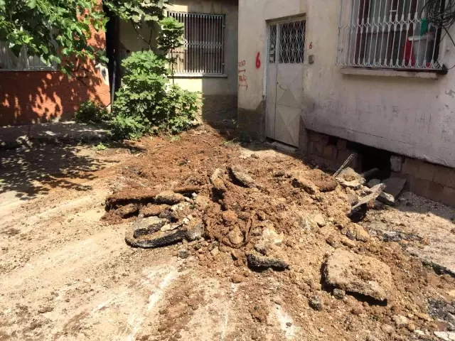 Suları kesildi, yıkım içim kepçeler hazır! İki çocuğu engelli annenin feryadı mahalleyi inletti