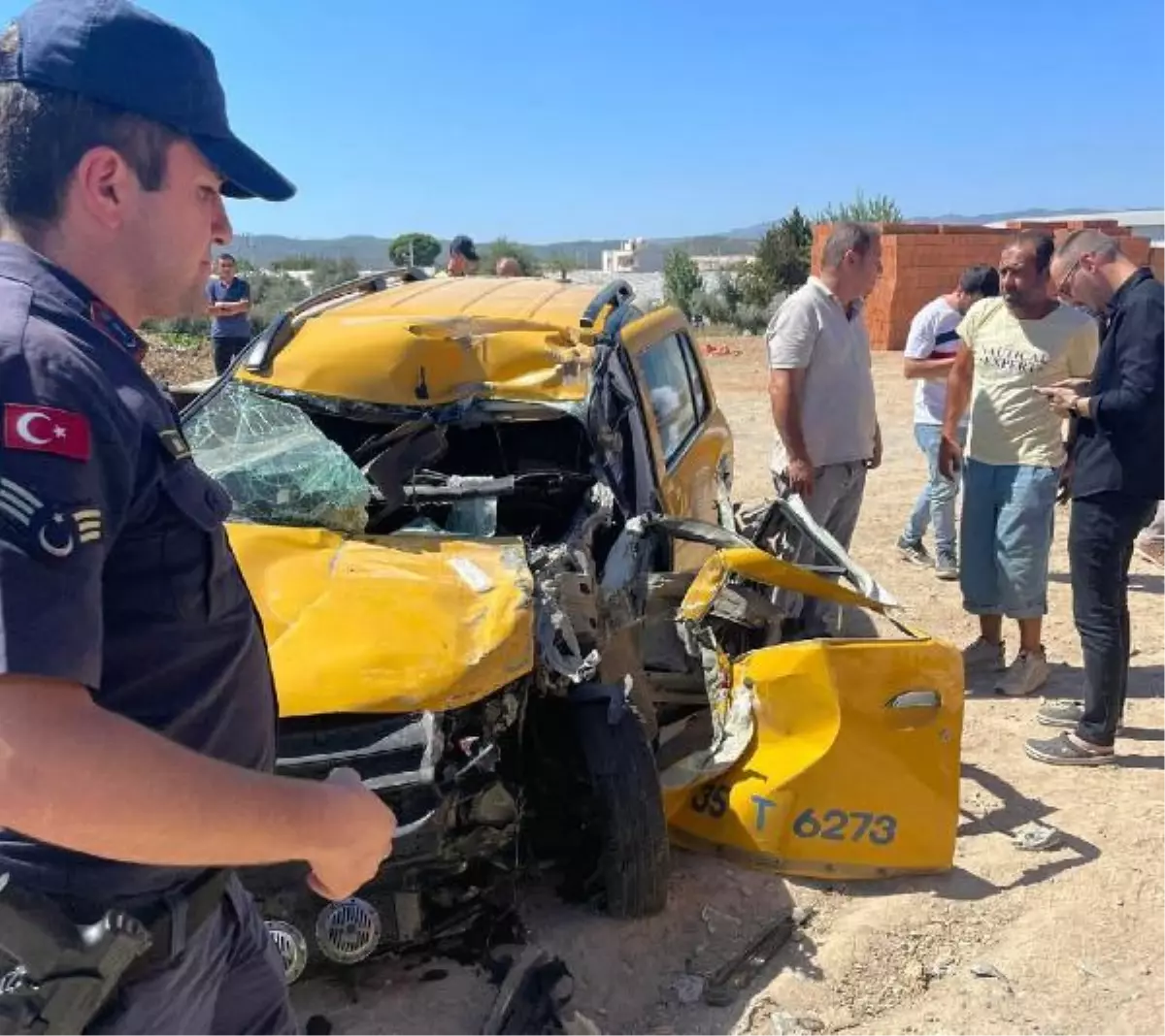 Taksi, çöp konteyneri ile park halindeki kamyonete çarptı: 1 ölü, 3 yaralı